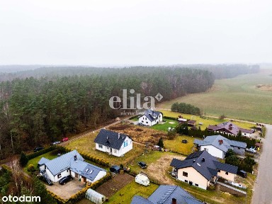 Dom w stanie surowym, bezpośrednio przy lesie.