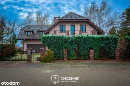 Ładny dom z pięknym ogrodem