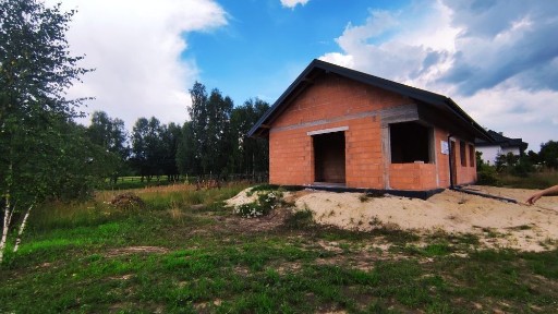 Działka budowlana ze stanem surowym otwartym.