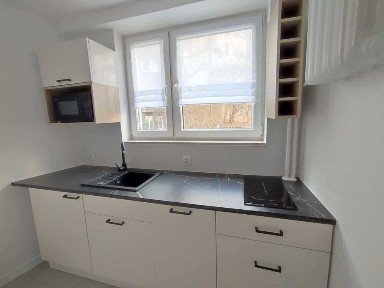 Kawalerka Metro Szwedzka po remoncie świetny dojazd kamienica