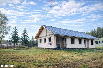 Dom w stanie surowym otwartym.