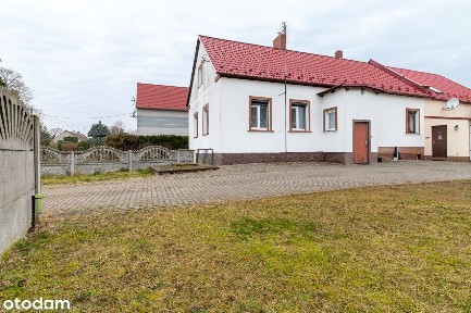 Dom z dwoma niezależnymi mieszkaniami.