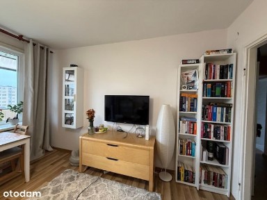 2 pokoje, kuchnia, łazienka, duży balkon. Super lokalizacja na Ochocie