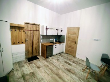 Umeblowana kawalerka w centrum - „miasto 5 minut” (parking)