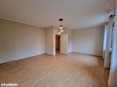 Możliwe dwa niezależne pokoje w odnowionym bloku, cegła, nowa klatka