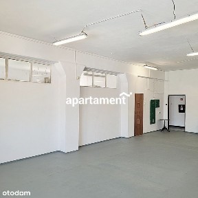 Lokal z dużym parkingiem.