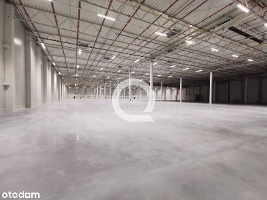 Nowoczesny magazyn blisko autostrady