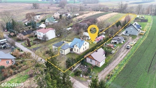 Dom przy spokojnej ulicy, nad rzeką.