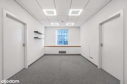 Jasne biuro w układzie gabinetowym