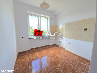 Jasne i ciche, okna wychodzą na ogródki działkowe.