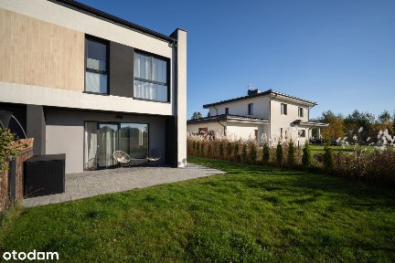 Dom w zabudowie bliźniaczej z ogrodem w Rąbieniu