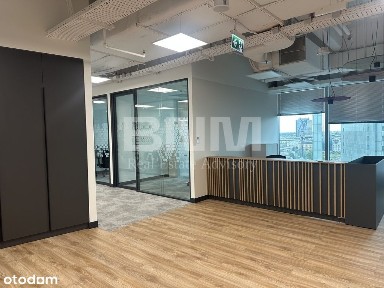 Wykończone w wyższym standardzie biuro z meblami