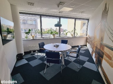 Biuro obok wejścia do metra Wierzbno