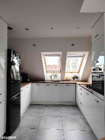 Dwupoziomowe mieszkanie z antresolą, 4 sypialnie, 2 łazienki, pralnia