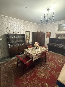 Pietro w domu, dwa pokoje, kuchnia i łazienka