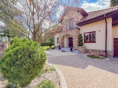 Nowoczesny, duży dom. Wiśniowa Góra.