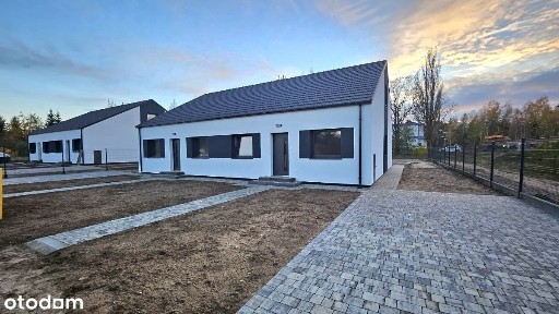 Funkcjonalny dom w zabudowie dwulokalowej, kameralne osiedle