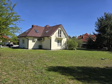 Rezydencja-Dom wolnostojący na dużej działce w kształcie kwadratu.