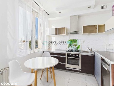 Słoneczna kawalerka z parkingiem za bramą