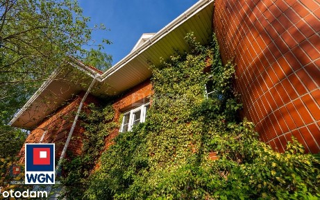 Romantyczny dom w sielskim ogrodzie