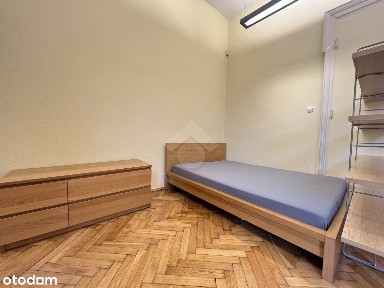 Świeżo odświeżone mieszkanie- ul. Sarego!