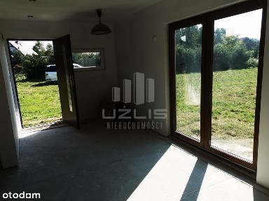 Słoneczna działka pod lasem z drewnianym domkiem