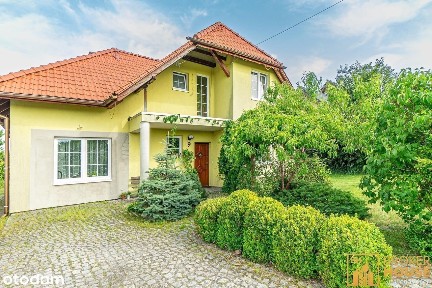 DUŻY RODZINNY DOM - OCHODZE