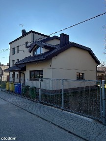 Duży dom przystosowany jako hostel z pokojami na wynajem.