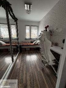 2 pokoje z wyposażeniem i miejscem parkingowym