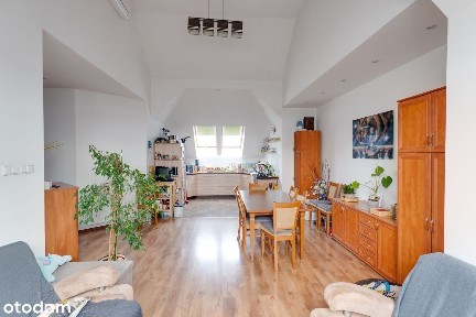 Wyjątkowe mieszkanie z wysokim salonem przy ul. Kossaka. Klimatyzacja