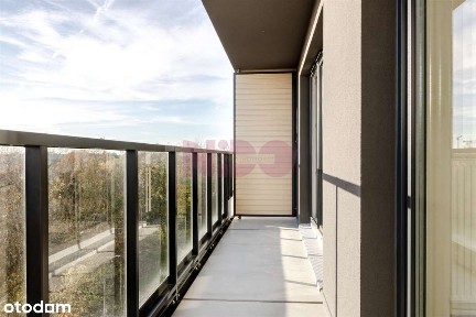 Duży balkon od strony południowej z widokiem na zieleń- blisko uczelni