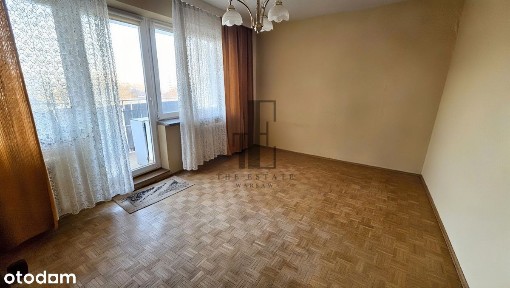 Ustawne, Odnowiony budynek, bezpośrednio tramwaj