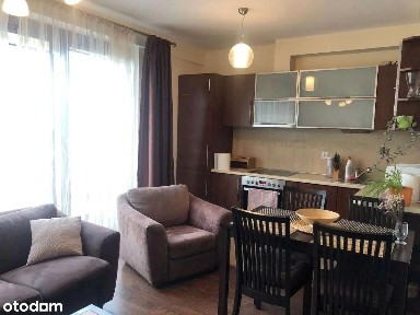 apartament dwupokojowy z aneksem kuchennym i łaź.