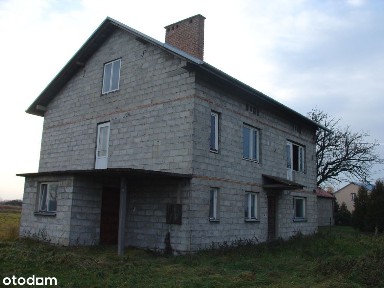 Dom w stanie surowym + 2 uzbrojone działki budowlane i pole
