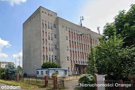 Kompleks budynków biurowych z parkingiem