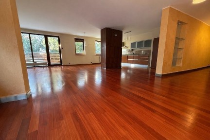ZAMENHOFA 18- OKAZJA, apartament w centrum z ogromnym ogrodem. czynsz tylko 1000 zł. NOWE PO REMONCIE. Możliwość zrobienia 4 pokoi.