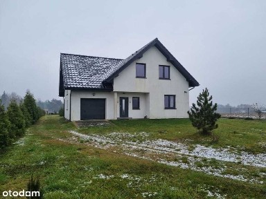 Urokliwy dom pod miastem w sąsiedztwie lasu