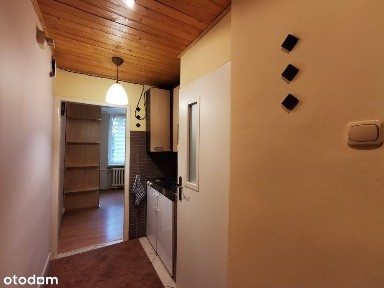 Przytulna kawalerka na pierwszym piętrze, blisko przystanków MPK