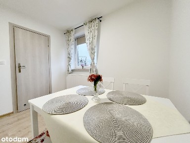 Przestronna kawalerka z oddzielną kuchnią.