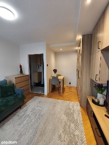 REZERWACJA Jasna estetyczna kawalerka z odzielną kuchnią i balkonem