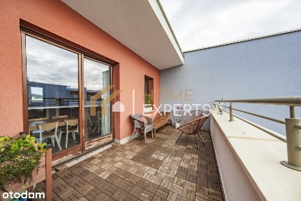 Słoneczny taras blisko tramwaju