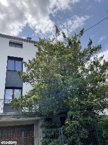 Dom w zabudowie bliźniaczej z garażem.