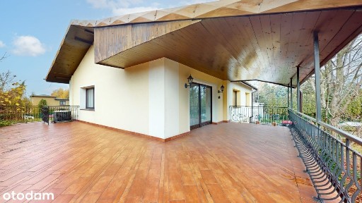 Ciekawy dom z tarasem i altaną - do wejścia!