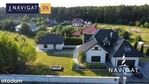 Dom wolnostojący w otoczeniu lasu