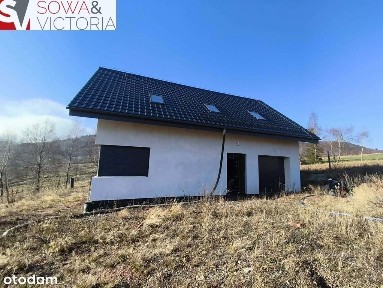 Dom w trakcie budowy w malowniczej okolicy.