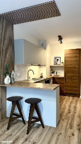 Nowe, umeblowane mieszkanie położone w apartamentowcu z 2025 roku.