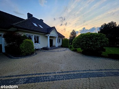 Luksusowa Nowoczesna Podmiejska Willa Smart Dom z pięknym ogrodem.