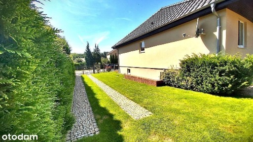 Urokliwy dom nad jeziorem