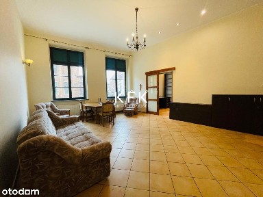 Klimatyczne z widokiem na Stary Rynek Garderoba