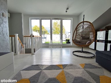 Teren ogrodzony,dwa m.postojowe,dwupoziomowe